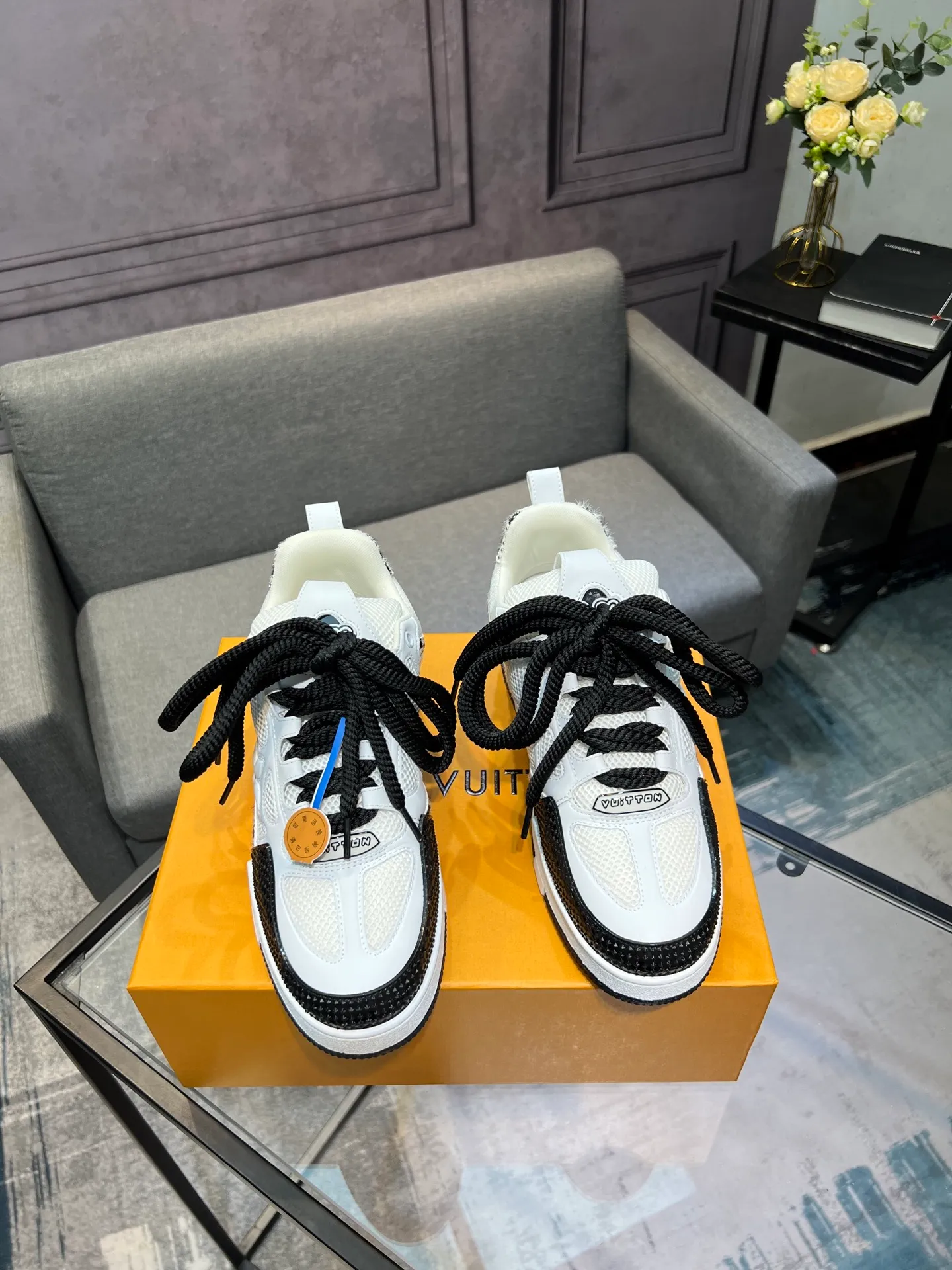 Men's men's shoes💰800 LV top version new style purchasing quality LV~Louis Vuitton LV TRAINER's best-looking sneakers, donkey brand strongly promotes new products, official website limited edition retro basketball sneakers! Both high-top and low-top models spent money to purchase 1:1 accurate reproductions of the originals. The details are invincible and full of sincerity. The imported custom-made original cowhide leather is the same as the original package. The details are 100% restored. The private model customizes the original one-piece TPU outsole. It is different from other brands. Without the original version, this effect cannot be achieved!                Men's and women's models 35-40 39-45 (46 is custom-made and cannot be returned or exchanged)